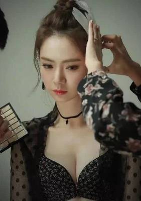 戚薇做广告内衣