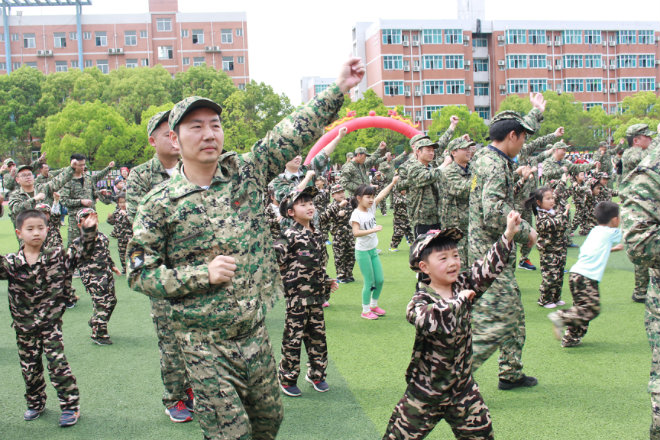幼儿园上阵父子兵海报