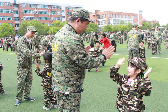 幼儿园上阵父子兵海报